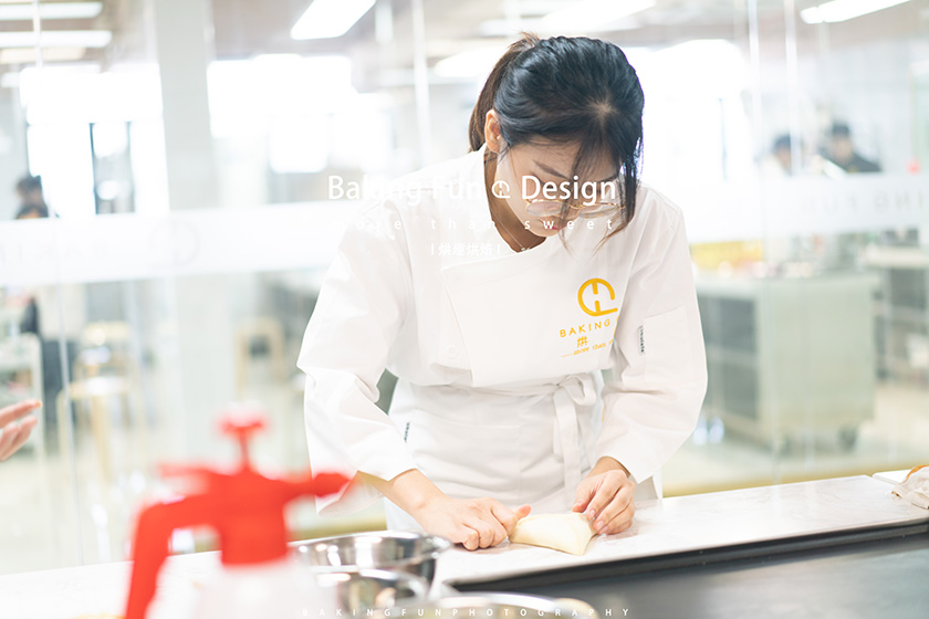 女孩子學什么技術好?西點烘焙師一個適合女生的職業